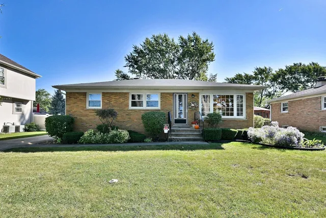 $449,000 | 1105 Fern Drive, Mount Prospect, IL 60056