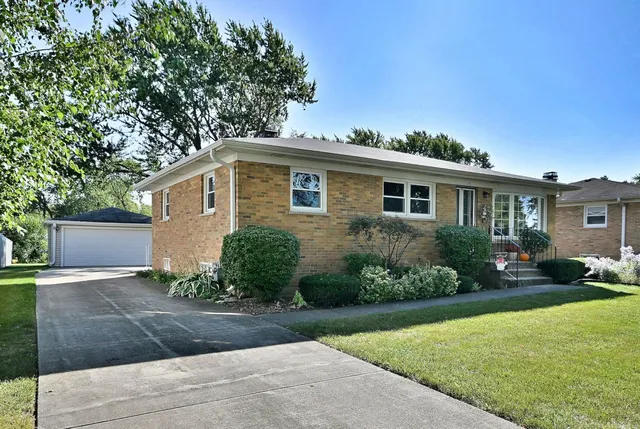 $449,000 | 1105 Fern Drive, Mount Prospect, IL 60056