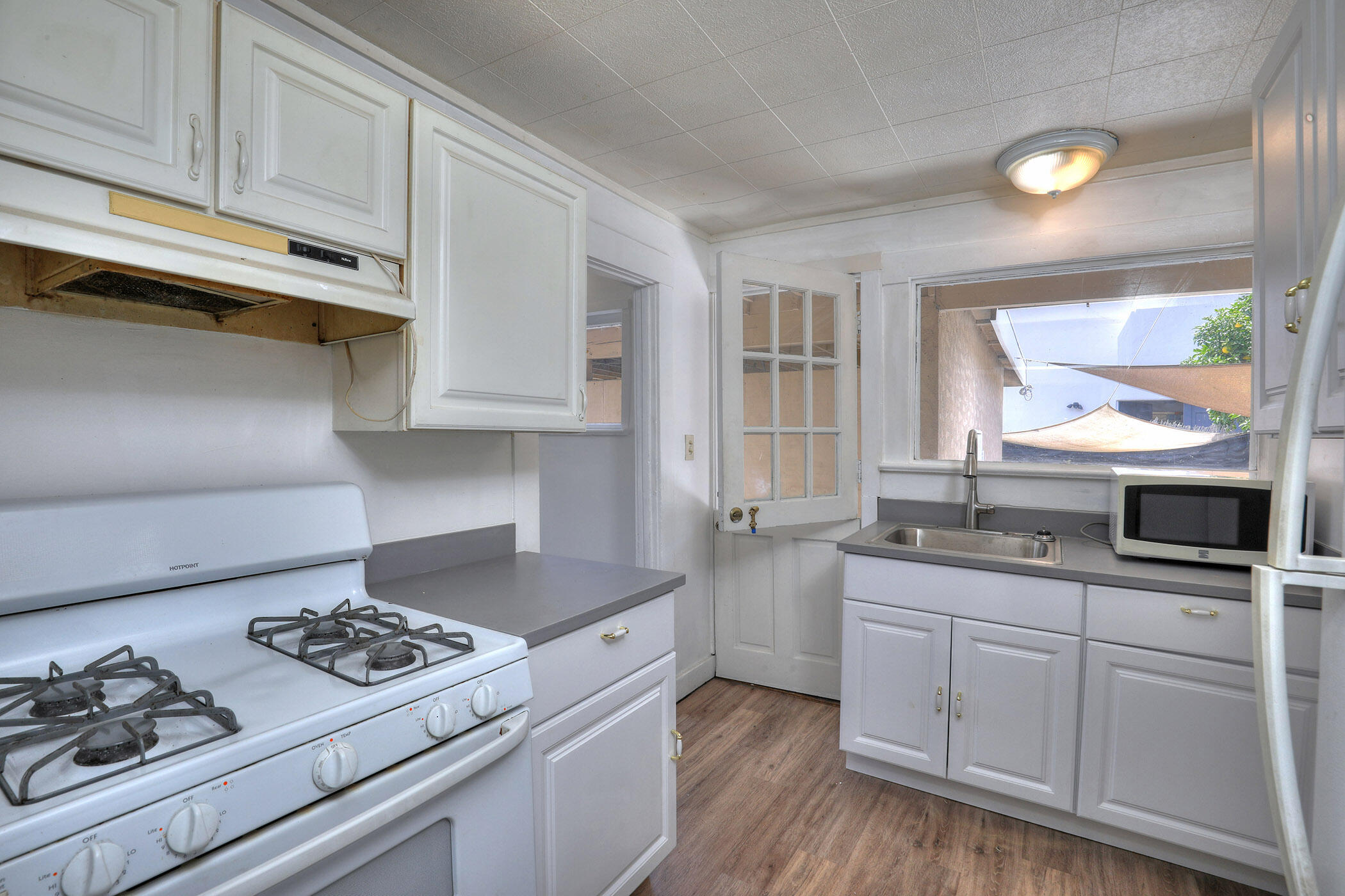703 Spring Street Santa Barbara, CA 93103 - Photo 7 of 18 6