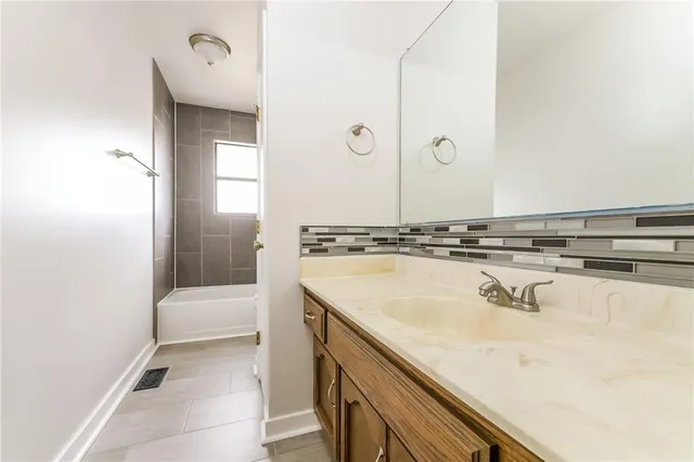 $2,515 | 10439 North Cherry Drive, Kansas City, MO 64155