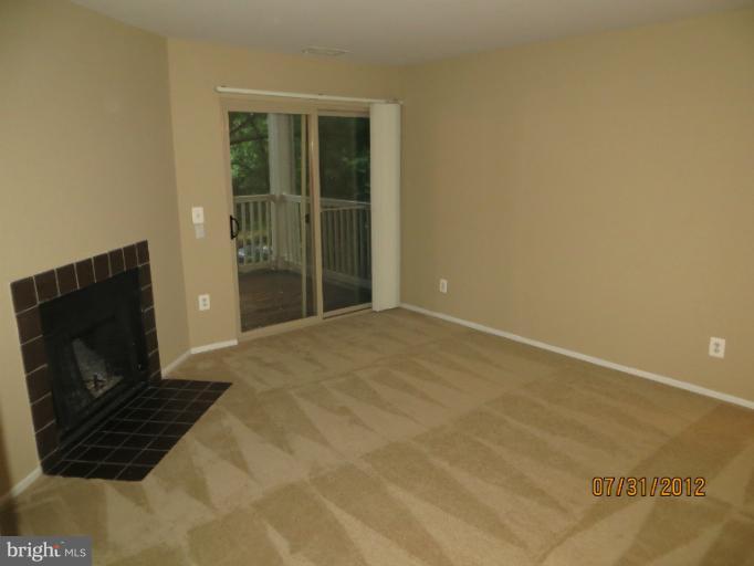 1781 Jonathan Way, Unit 1781E Reston, VA 20190 - Photo 7 of 14 Living Room