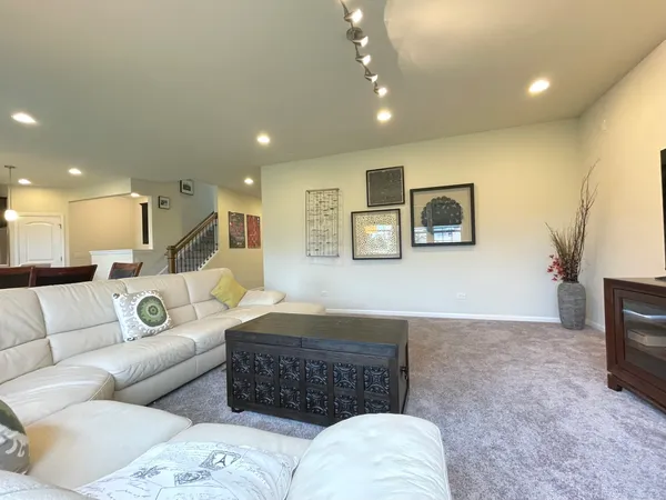 $4,200 | 4 Andrew Lane, Hawthorn Woods, IL 60047