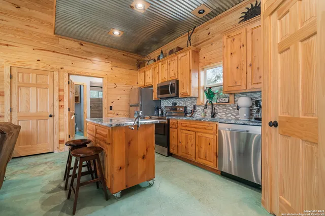 $2,000 | 1110 Grandview Circle, Bandera, TX 78003