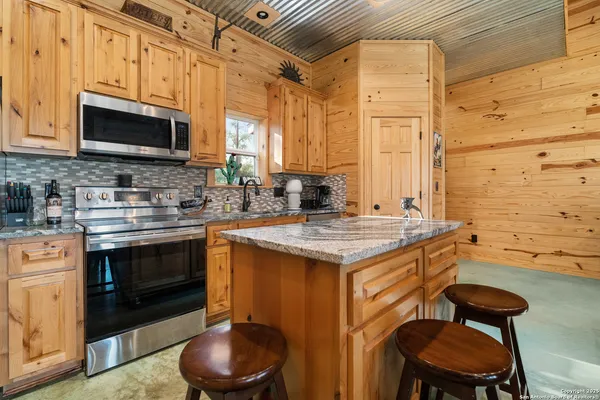 $1,900 | 1110 Grandview Circle, Bandera, TX 78003