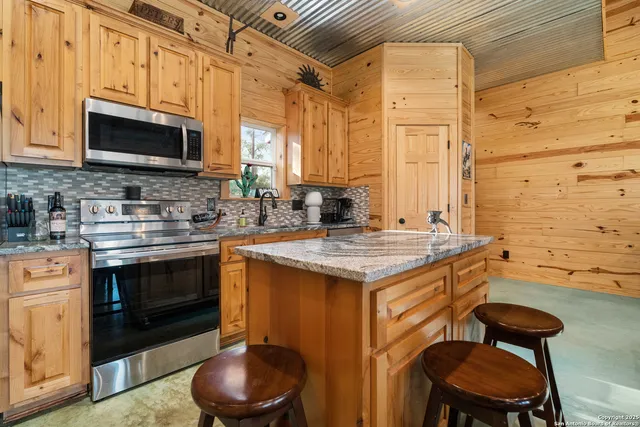 $2,000 | 1110 Grandview Circle, Bandera, TX 78003