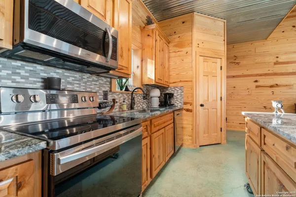 $1,900 | 1110 Grandview Circle, Bandera, TX 78003