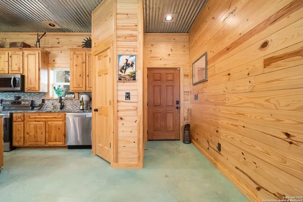 $1,900 | 1110 Grandview Circle, Bandera, TX 78003