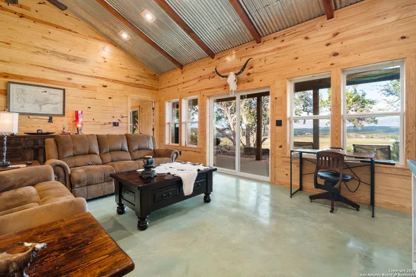 $1,900 | 1110 Grandview Circle, Bandera, TX 78003