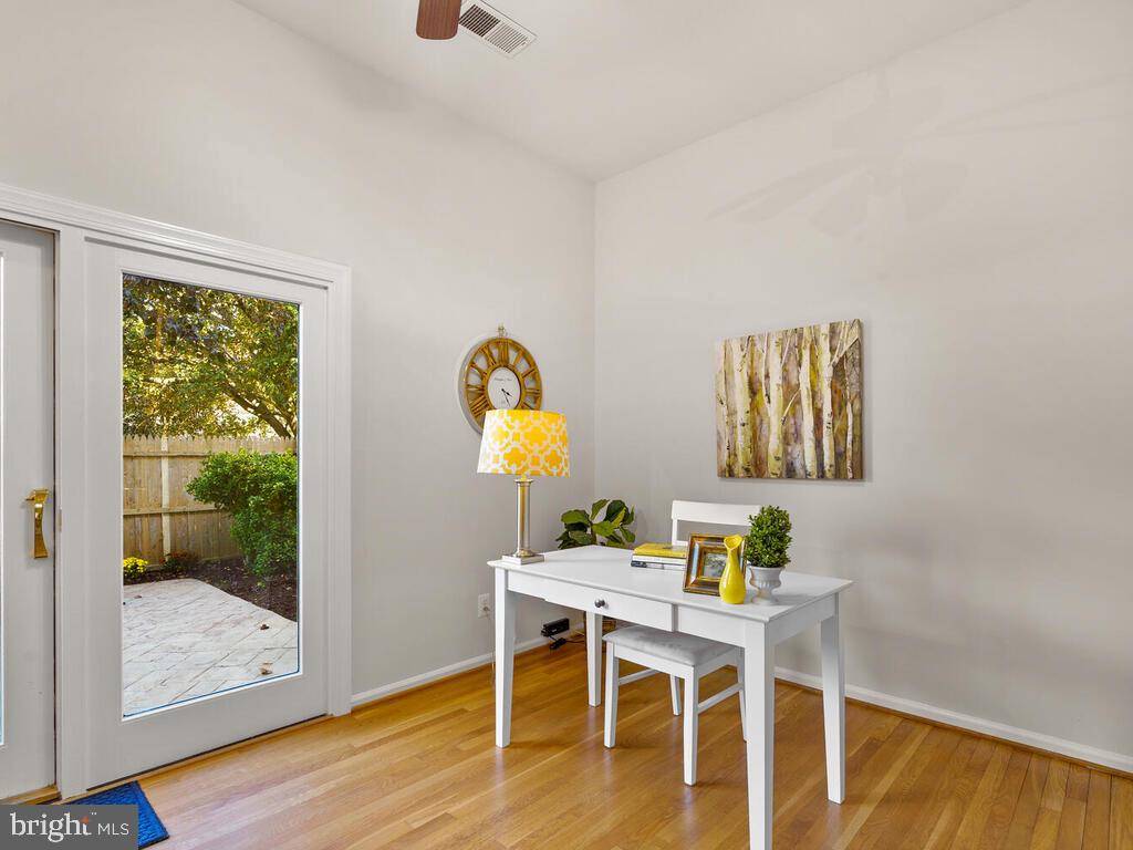 8214 Tory Road, Unit 141 Springfield, VA 22152 - Photo 15 of 38 Open living room