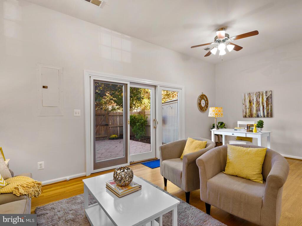 8214 Tory Road, Unit 141 Springfield, VA 22152 - Photo 18 of 38 Open living room
