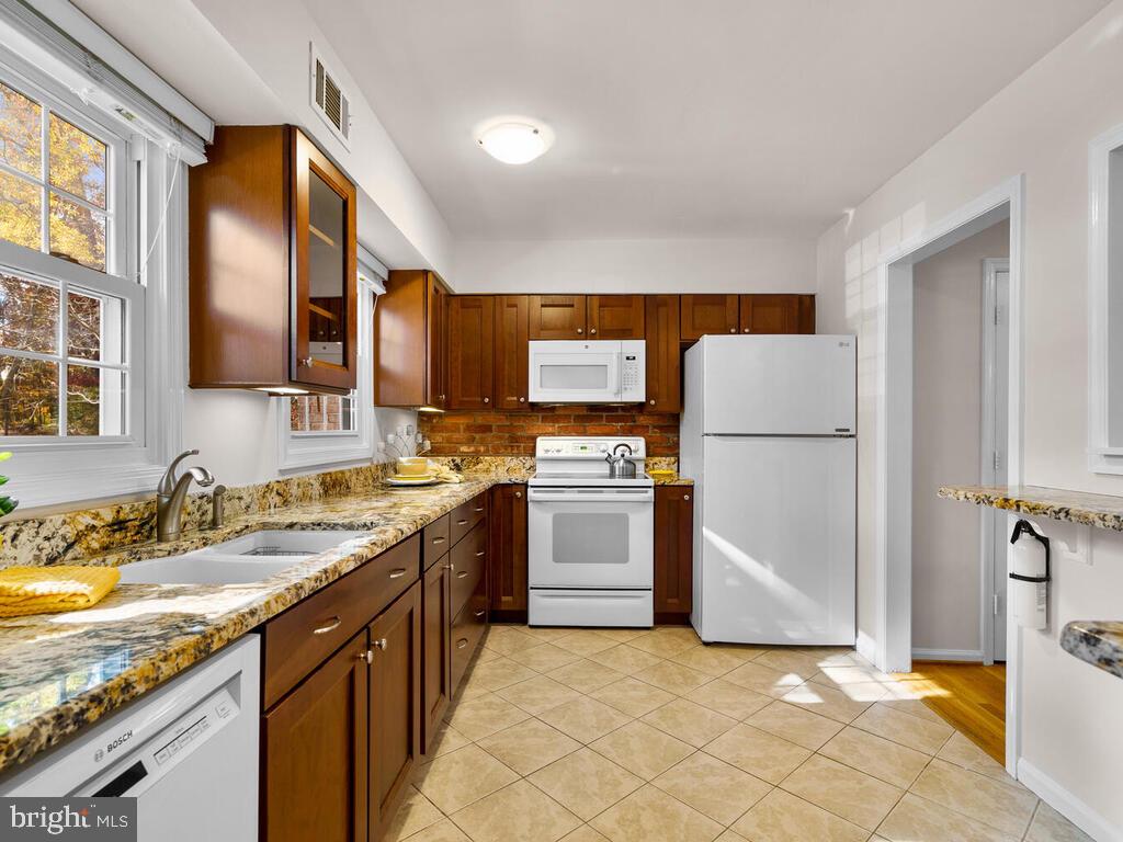8214 Tory Road, Unit 141 Springfield, VA 22152 - Photo 4 of 38 Updated kitchen