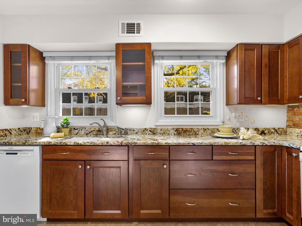 8214 Tory Road, Unit 141 Springfield, VA 22152 - Photo 6 of 38 Updated kitchen