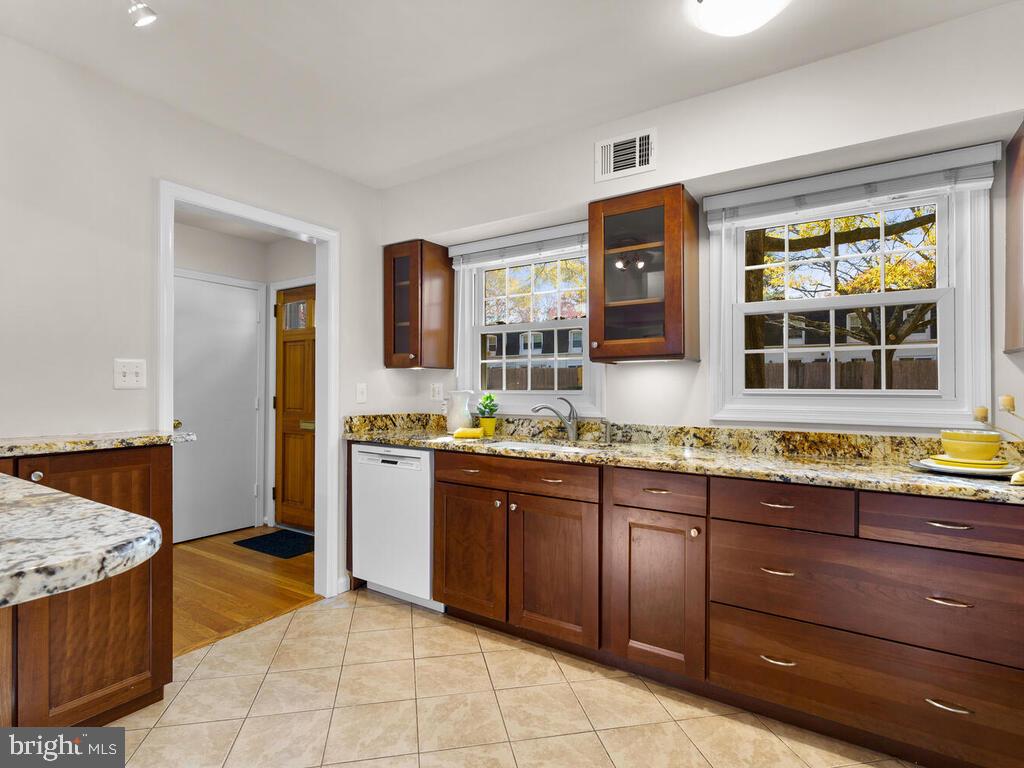 8214 Tory Road, Unit 141 Springfield, VA 22152 - Photo 7 of 38 Updated kitchen