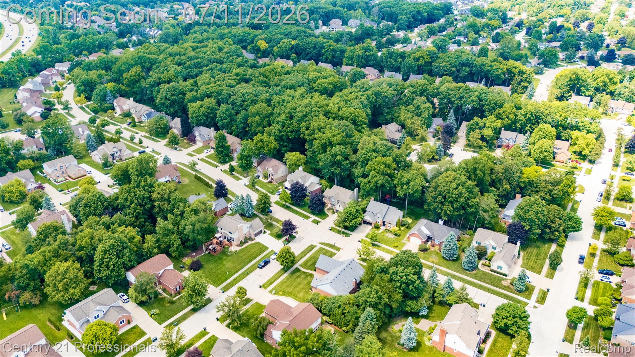 689 Woodfield Way Rochester, MI 48307 - Photo 55 of 61 Expansive residential development featuring mature tree-lined streets, manicured lawns, and diverse architectural styles
