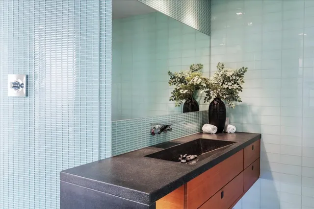 a en suite bathroom with a double vanity sink and mirror