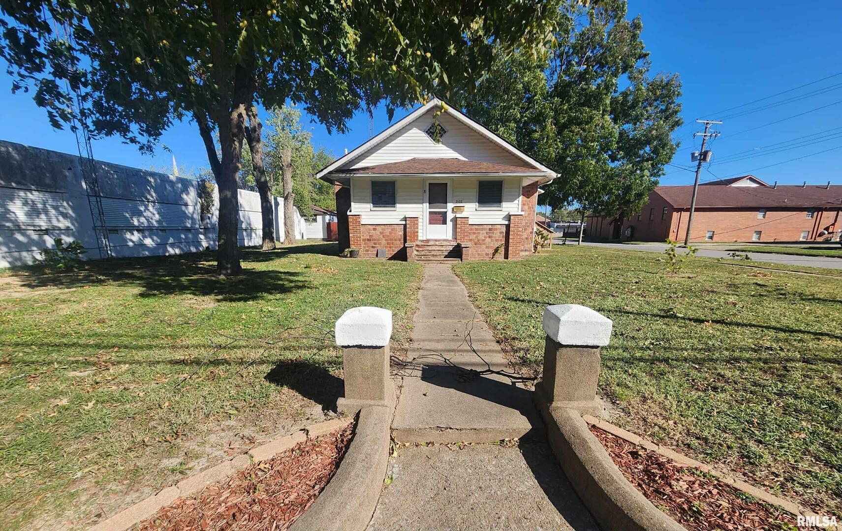 202 North Victor Street Christopher, IL 62822 - Photo 2 of 23