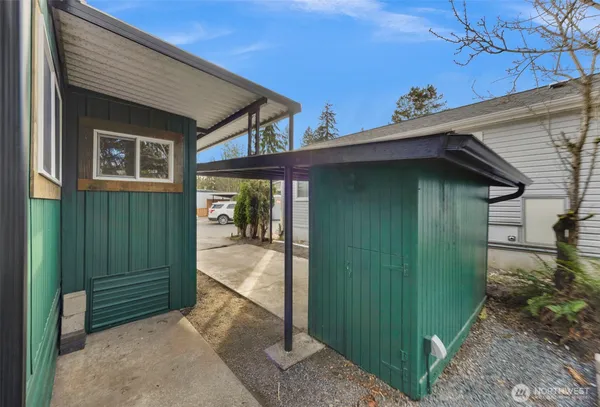 a view of a backyard