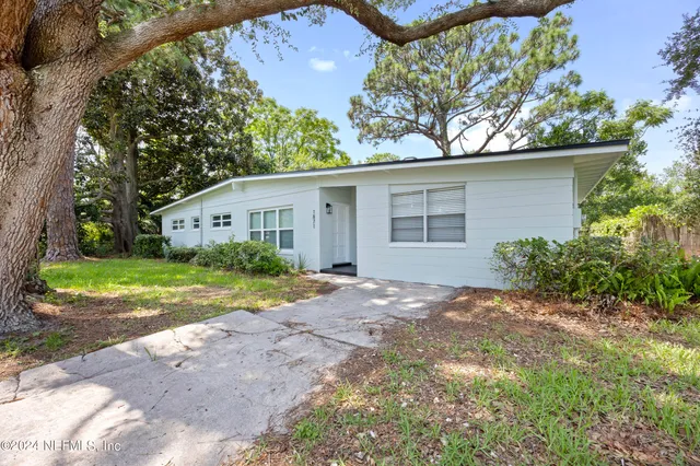 a view of a house with yard and garage