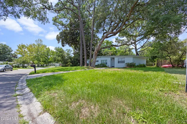 a view of a house with a yard