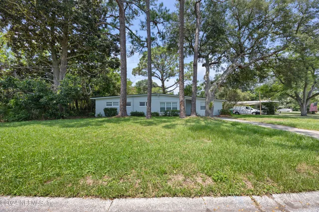 a view of a house with a backyard
