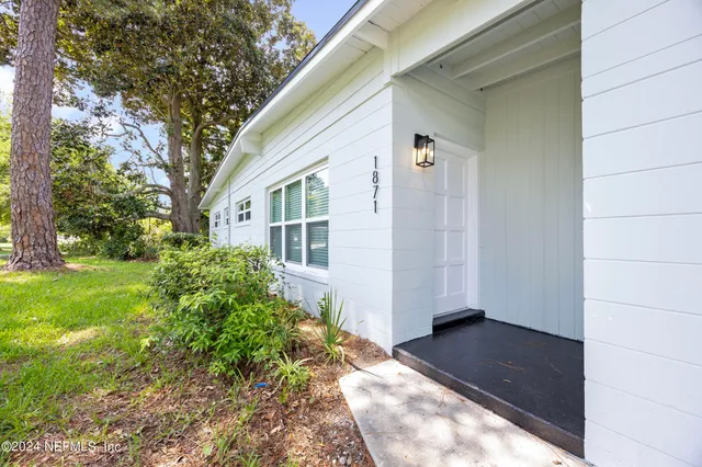 a view of house with backyard