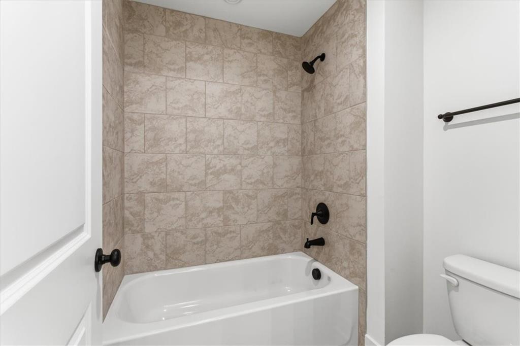 4749 Cooling Water Circle Powder Springs, GA 30127 - Photo 28 of 35 a bathroom with a bathtub