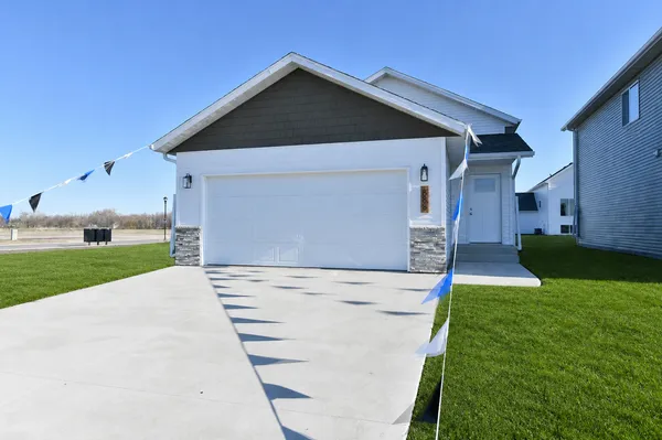 $292,900 | 6809 Deer Creek Parkway South, Fargo, ND 58104