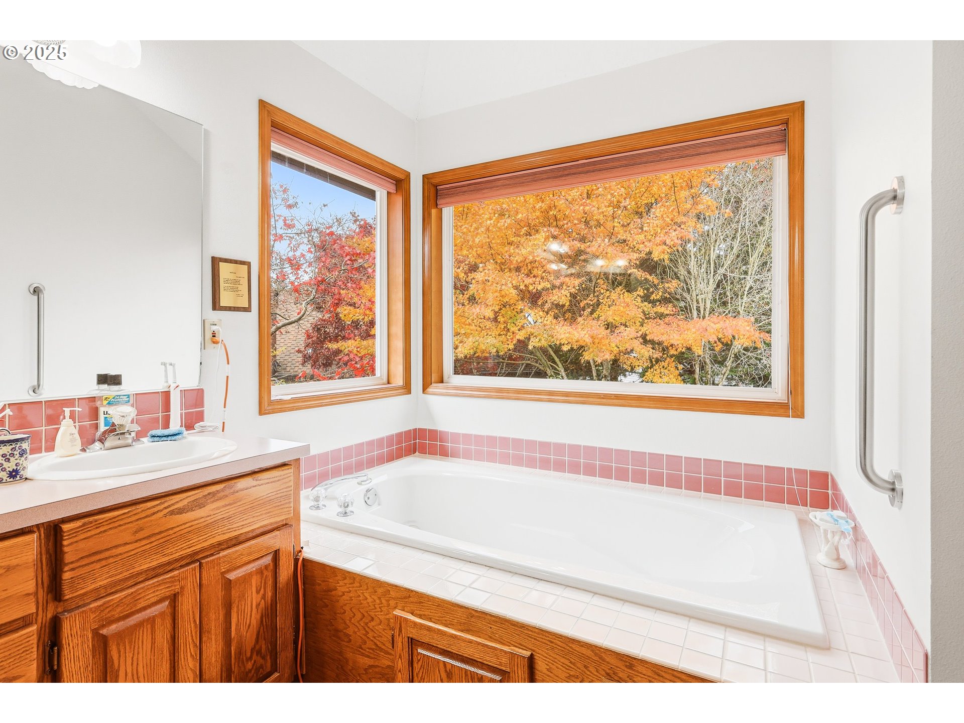 16395 Southwest Sumac Street Beaverton, OR 97007 - Photo 13 of 33 a bathroom with a bathtub and a sink