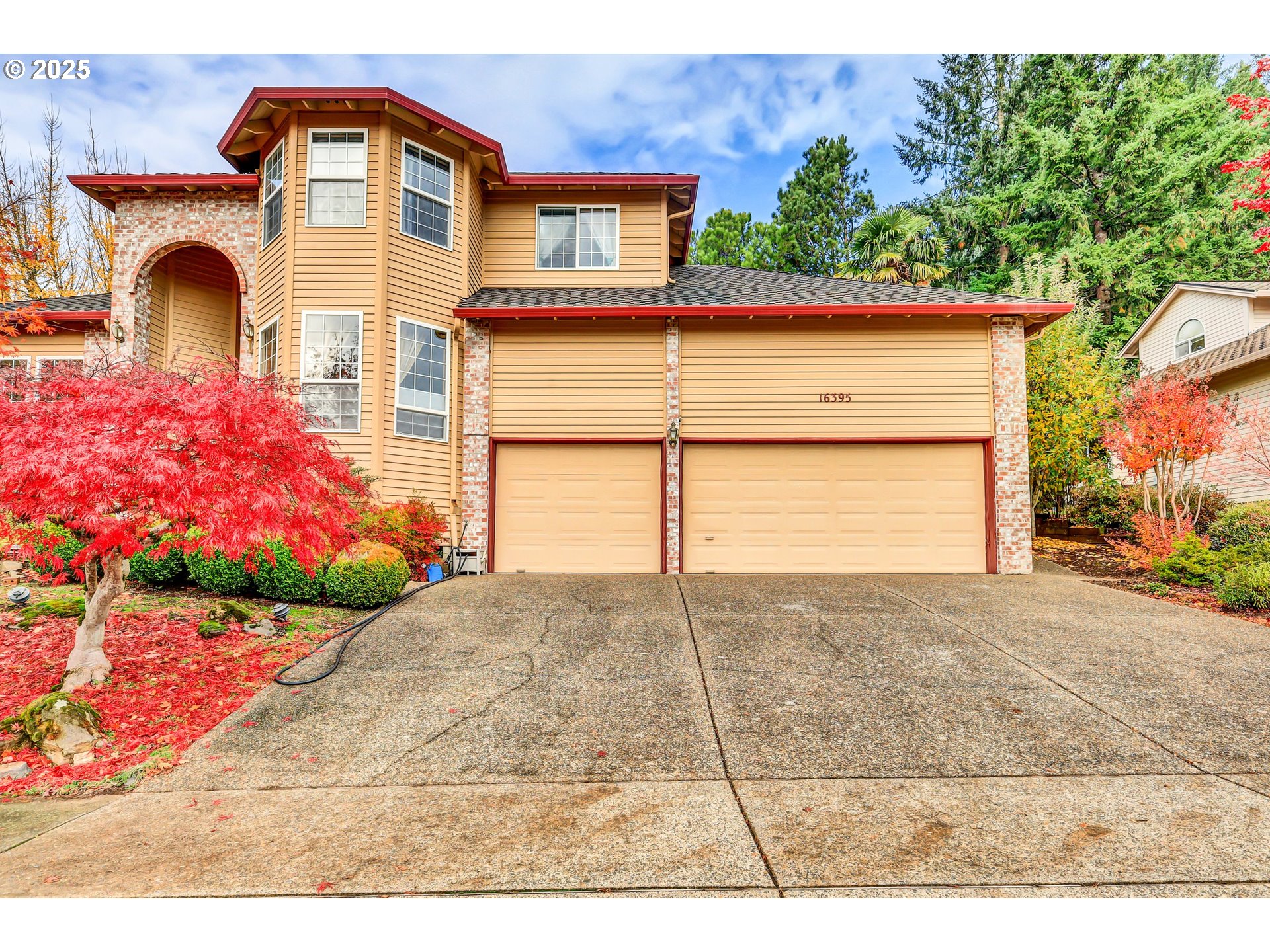 16395 Southwest Sumac Street Beaverton, OR 97007 - Photo 2 of 33 a front view of a house with a yard and garage