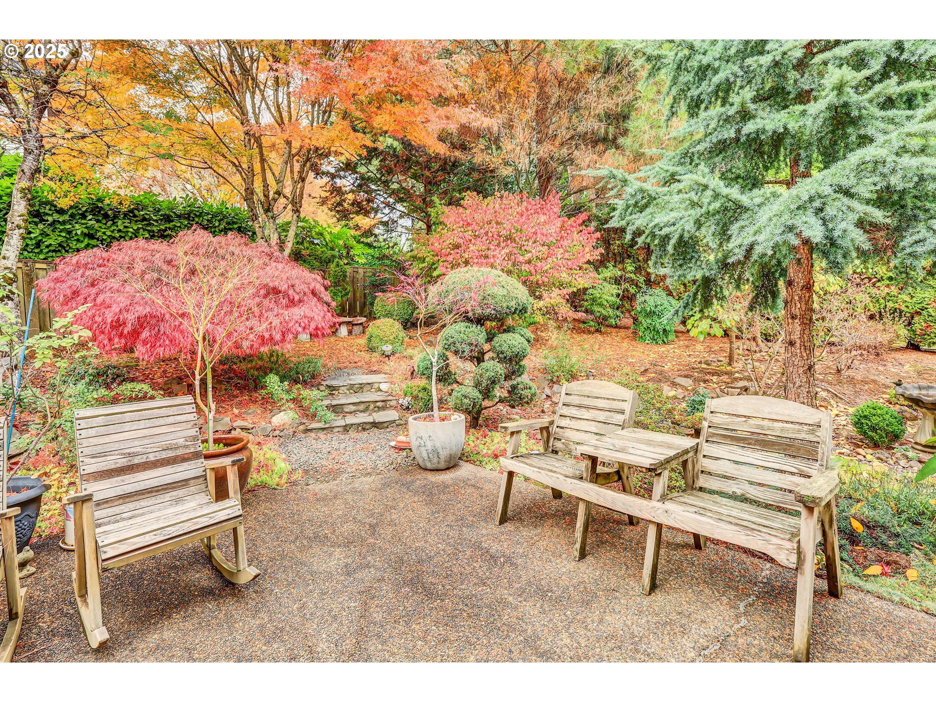 16395 Southwest Sumac Street Beaverton, OR 97007 - Photo 6 of 33 a backyard of a house with table and chairs