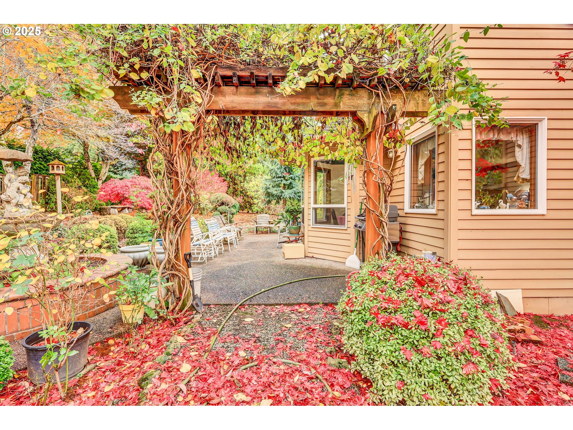 16395 Southwest Sumac Street Beaverton, OR 97007 - Photo 7 of 33 a front view of a house with a yard and fountain