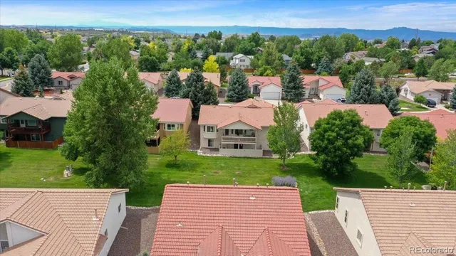 a picture of a wall with white and white