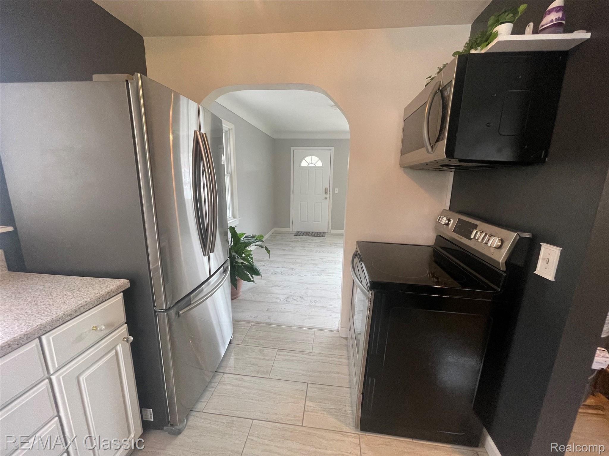 3226 West Dean Road Lambertville, MI 48144 - Photo 7 of 17 kitchen.jpg
