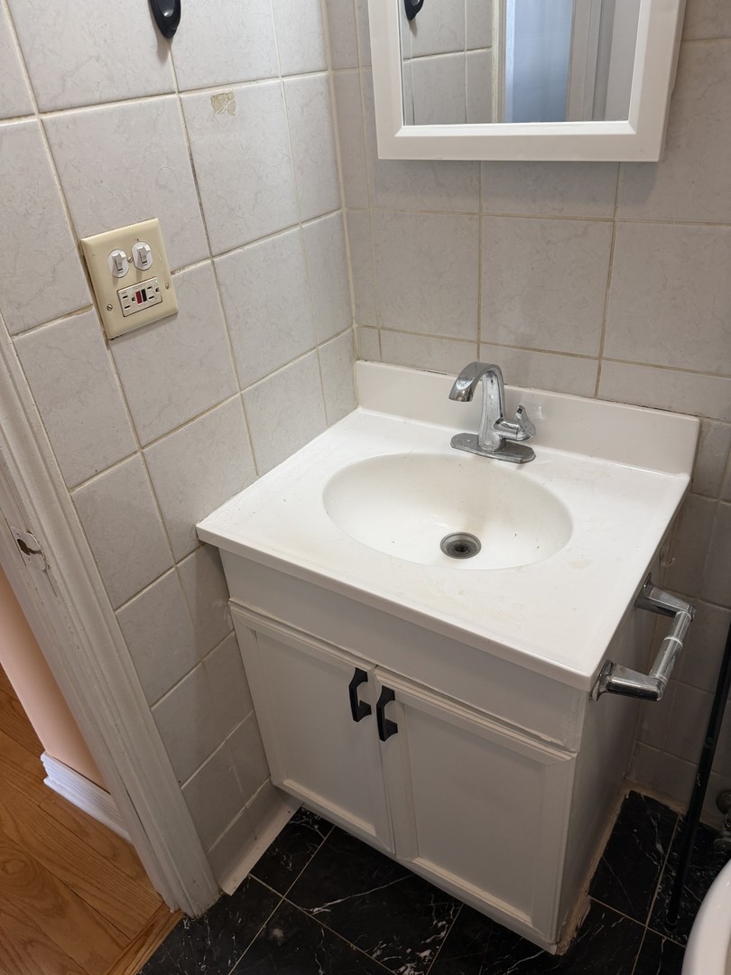 606 Bridgeport Place Wheeling, IL 60090 - Photo 22 of 25 a bathroom with a sink and a mirror