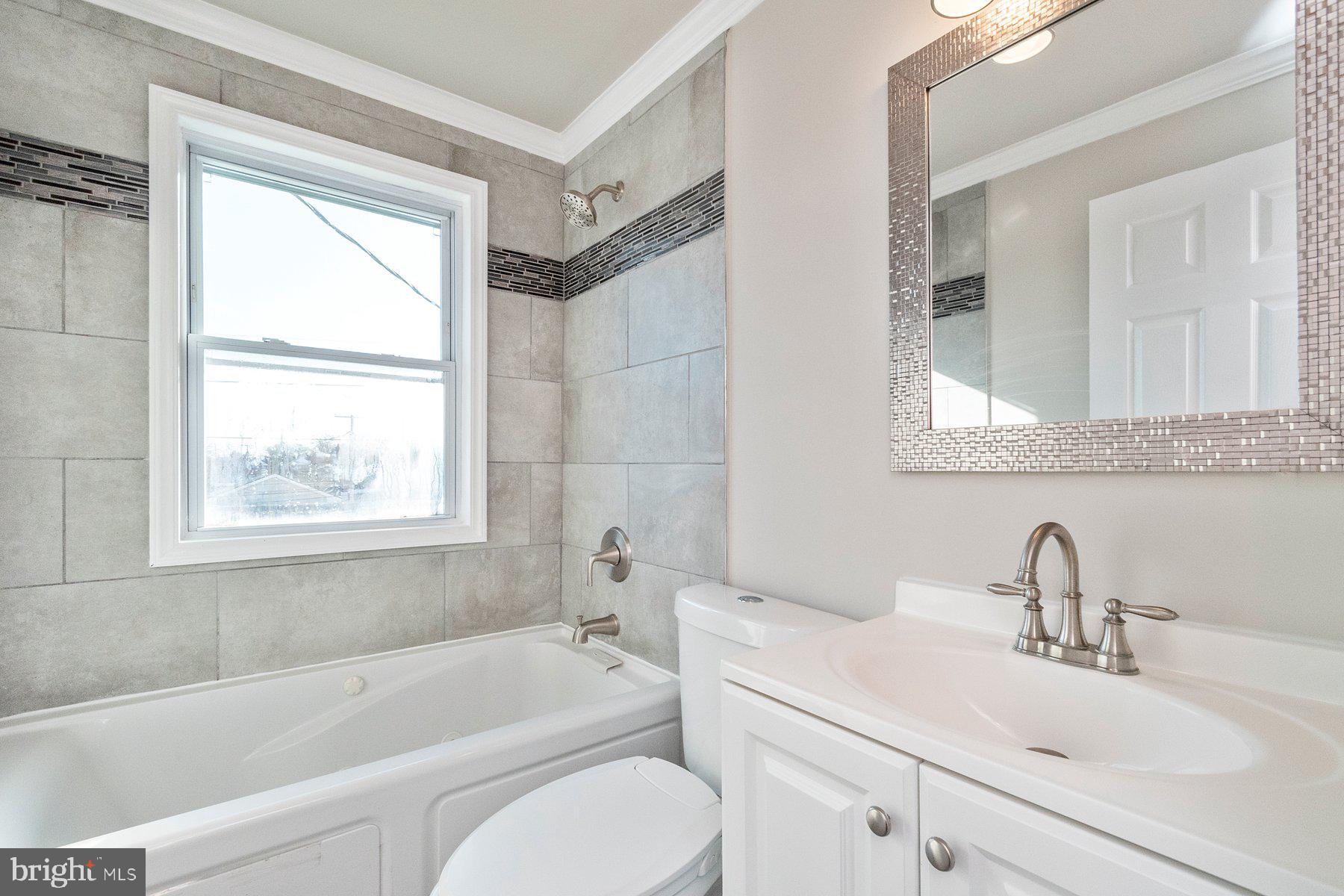 409 Oakwood Road Dundalk, MD 21222 - Photo 18 of 29 Jetted Tub