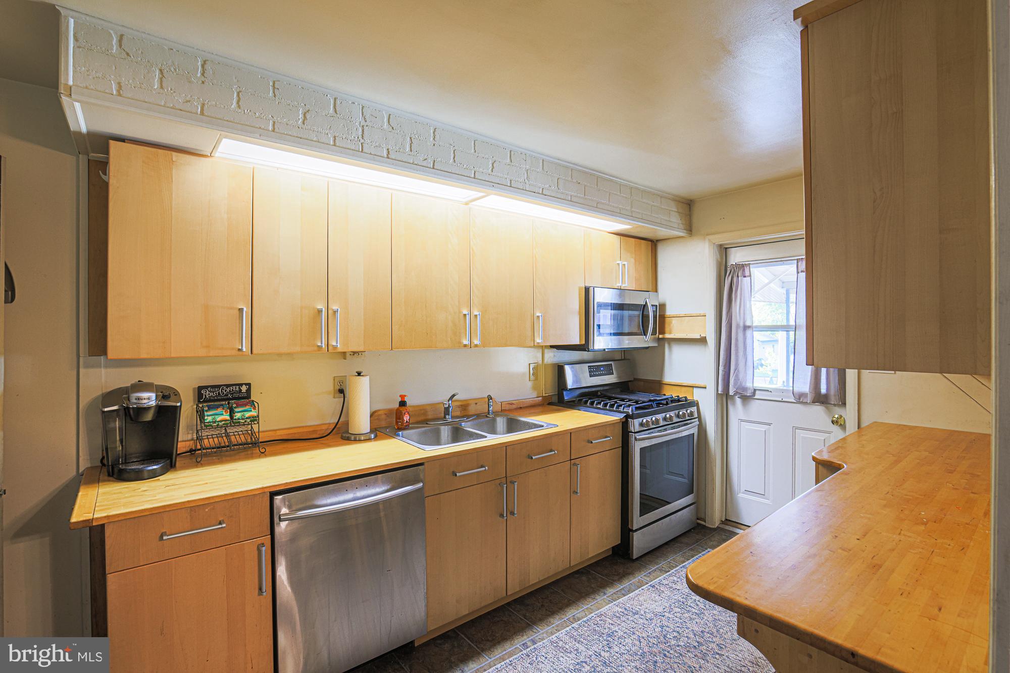 8739 Cimarron Circle Baltimore, MD 21234 - Photo 17 of 46 Kitchen