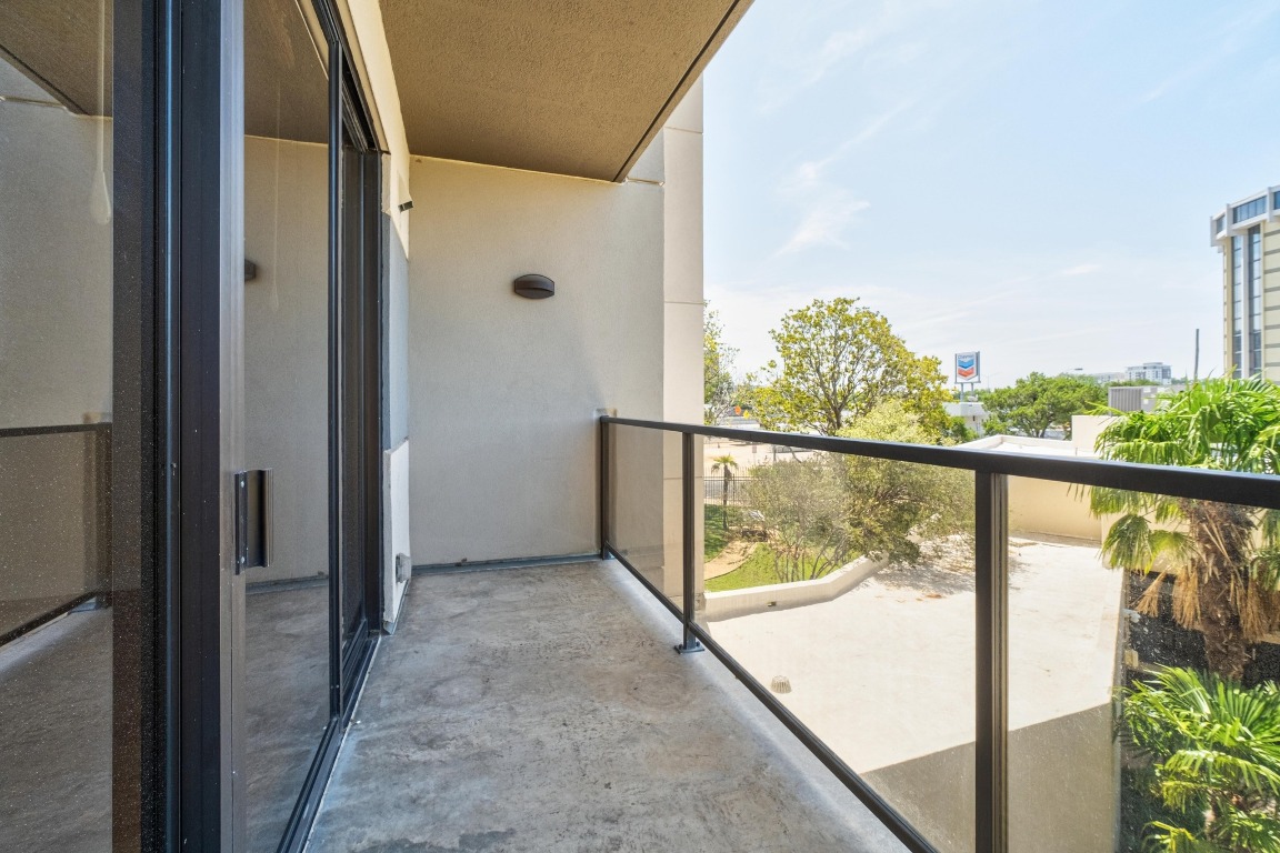 40 North Interstate Highway 35, Unit 3D3 Austin, TX 78701 - Photo 24 of 40 a view of a balcony