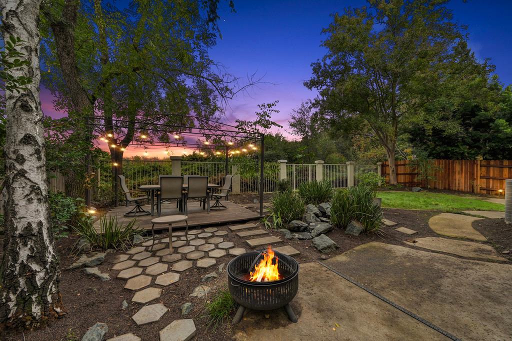 113 Ballast Way Folsom, CA 95630 - Photo 31 of 42 a backyard of a house with table and chairs