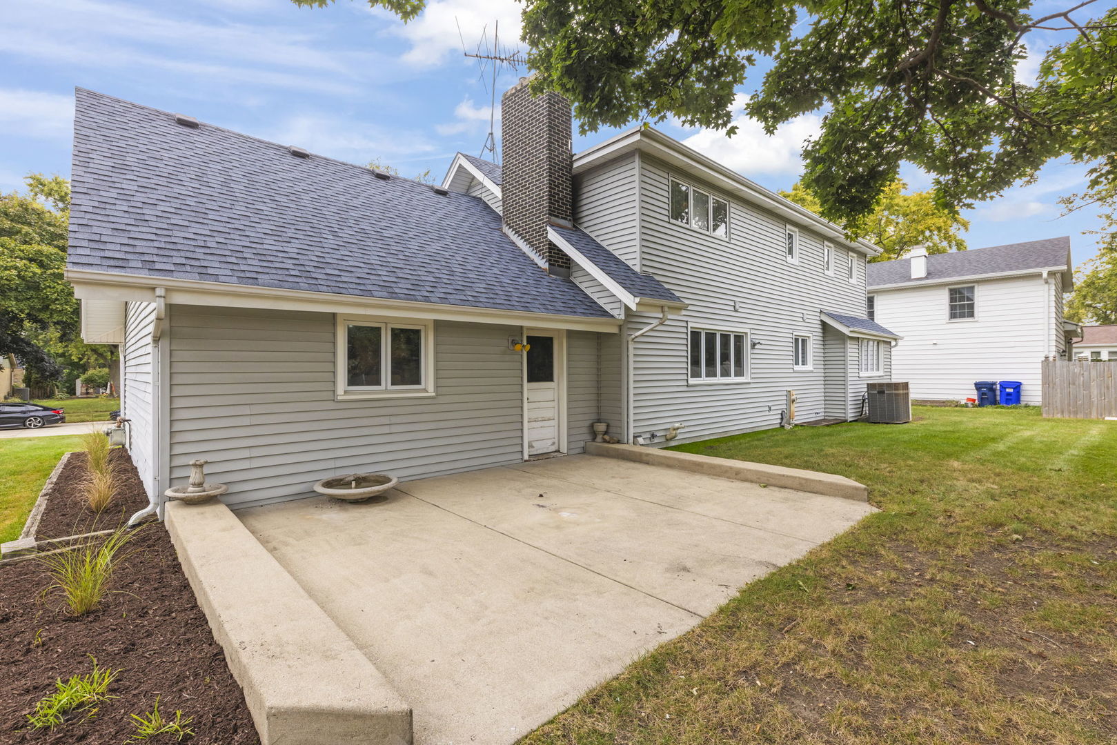 1565 North Summit Street Wheaton, IL 60187 - Photo 3 of 4 a view of a house with a yard