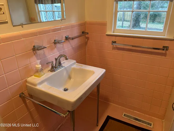$200,000 | 1424 East Northside Drive, Jackson, MS 39211