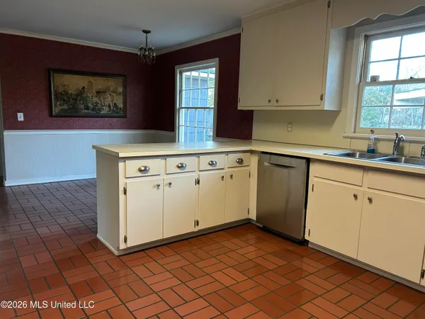 $200,000 | 1424 East Northside Drive, Jackson, MS 39211