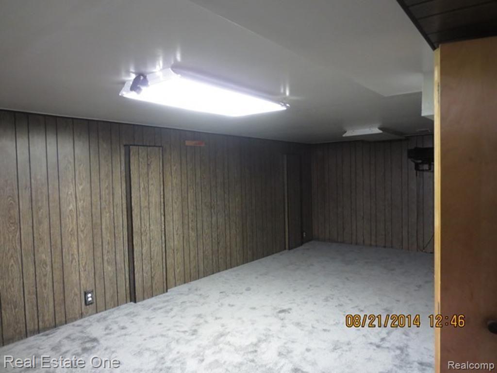 1919 South Commerce Road Walled Lake, MI 48390 - Photo 17 of 23 LL Family room