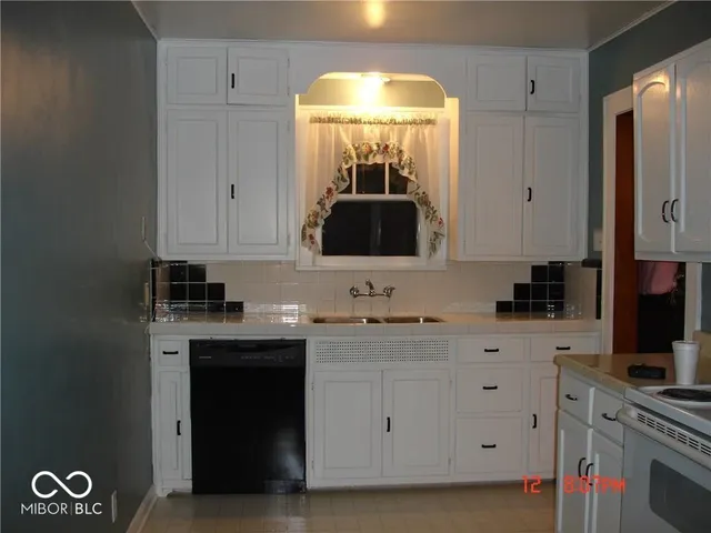 $1,095 | 5221 East 10th Street, Indianapolis, IN 46219