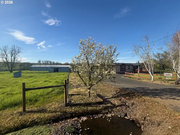 a view of a house with backyard and porch