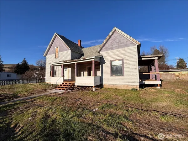 a view of a house with backyard