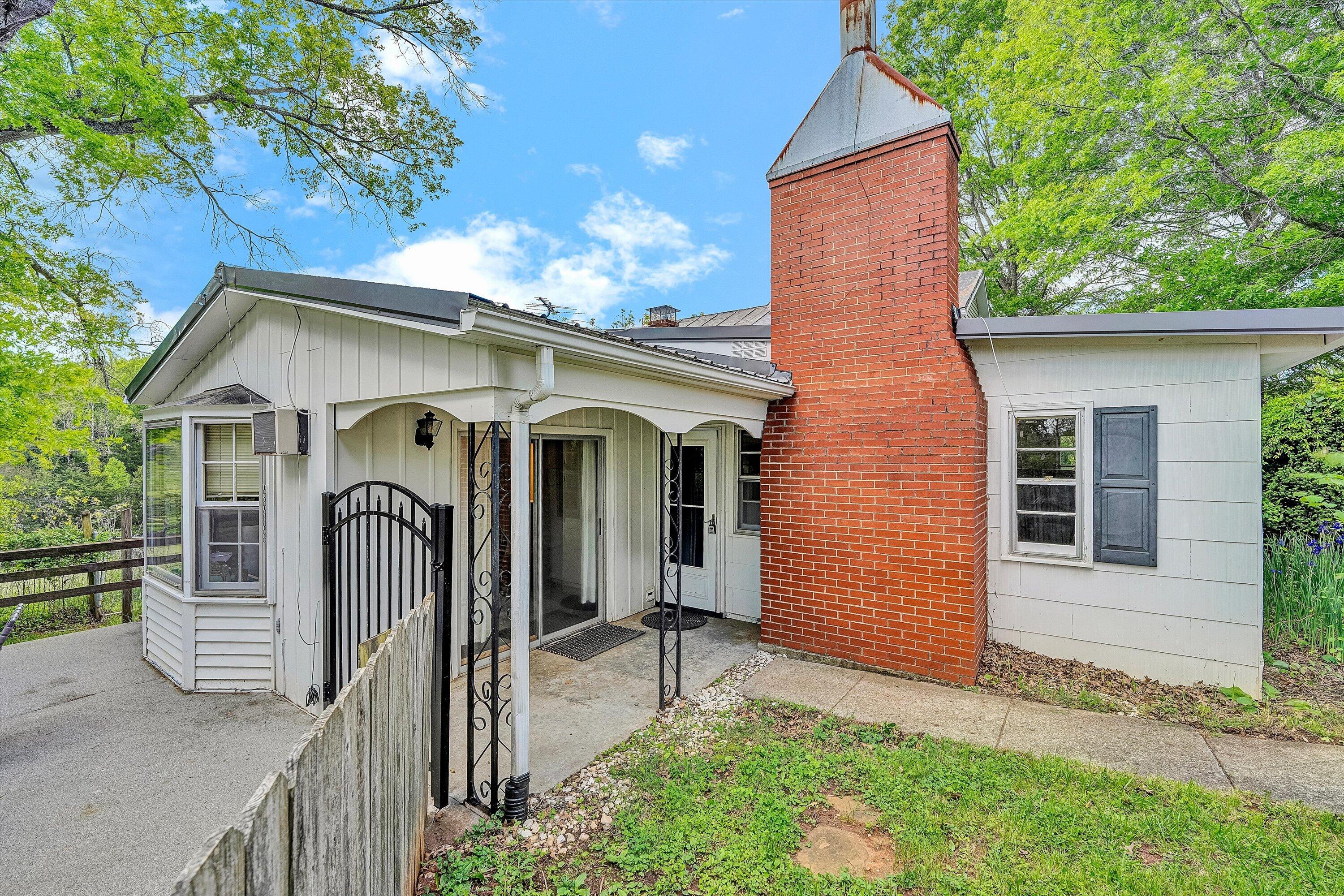 5328 White House Road Moneta, VA 24121 - Photo 2 of 39 a front view of a house with garden