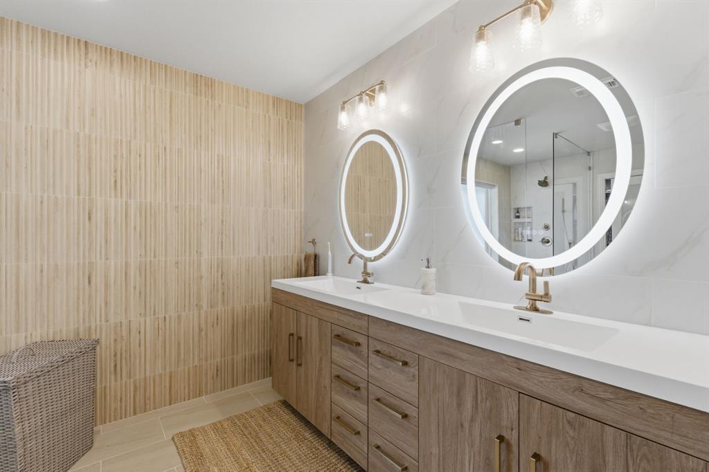 10390 Ridgecrest Street Frisco, TX 75033 - Photo 25 of 40 a bathroom with 2 sink and a mirror