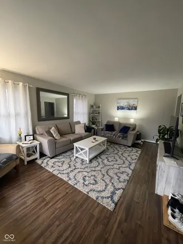 $1,800 | 924 Main Street, Beech Grove, IN 46107