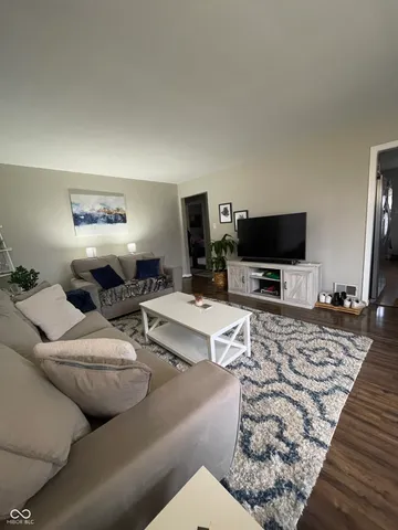 $1,800 | 924 Main Street, Beech Grove, IN 46107