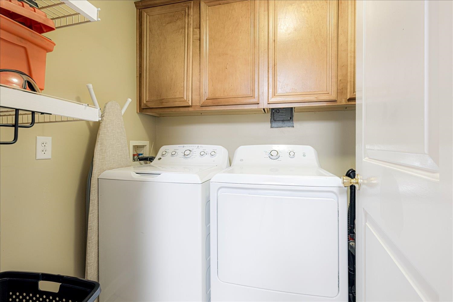 524 Mineral Road Memphis, TN 38120 - Photo 14 of 26 a utility room with dryer and washer